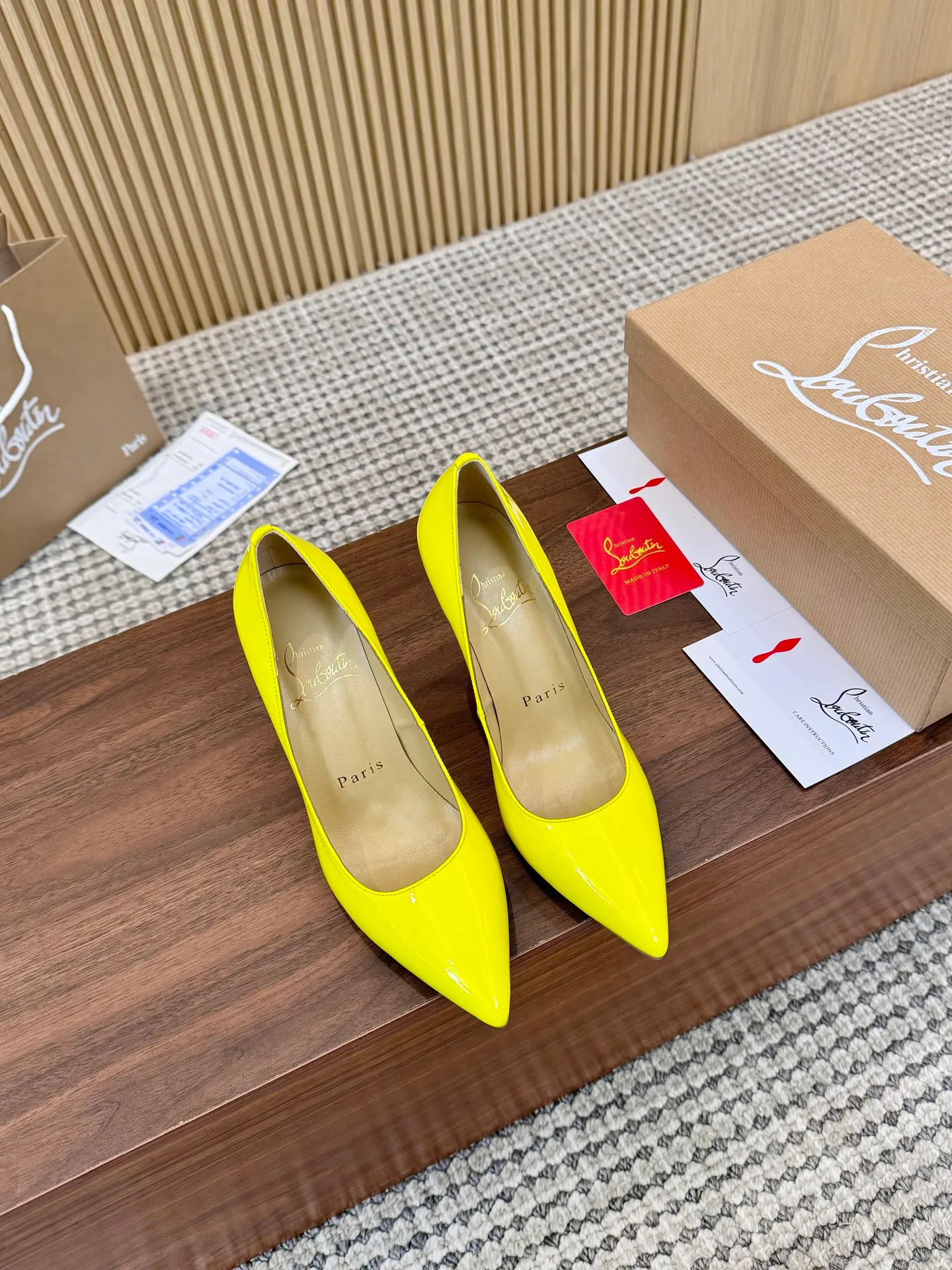 👟👟Ex-factory price 440👟👟 Genuine leather sole +40 Year-round shipment💝Christian Louboutin CL👠 Classic "💎Cow Patent Leather💎 Series" noble and luxurious, real blingbling👟👟 Real materials, all customized by the pattern maker, and the materials are made of original customized materials to achieve the taste of the original 6 color options💍 Upper: Imported 👉cow patent leather💪 Lining: Sheepskin foot pad/lining Size: 34-40.41.42 Heel height: 10.5cm and 8.5cm two options Leather sole Rubber sole